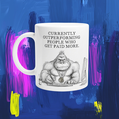 Currently outperforming people who get paid more | Lustige Gorilla-Tasse am Schreibtisch | Wichtelgeschenk | Keramik 330 ml Weiß