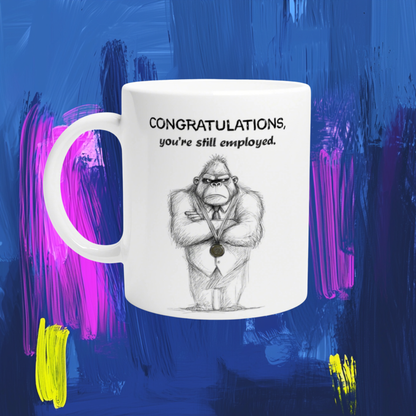 CONGRATULATIONS, you're still employed. | Lustige Gorilla Büro-Tasse mit Medaille | Wichtelgeschenk Weihnachten | Weiße Keramik 330ml