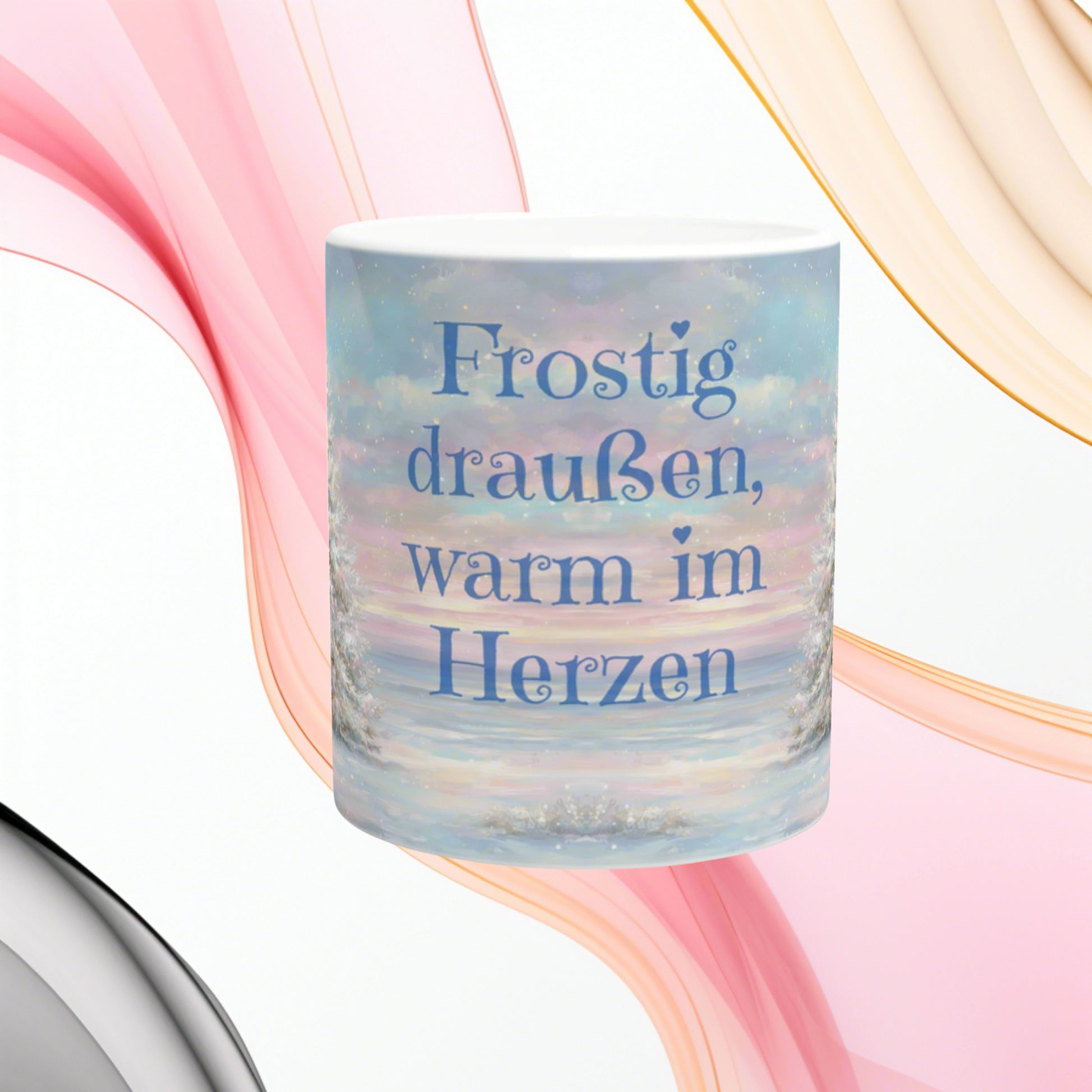Mug mockup with pastel winter scene and blue text that reads 'Frostig draußen, warm im Herzen'.