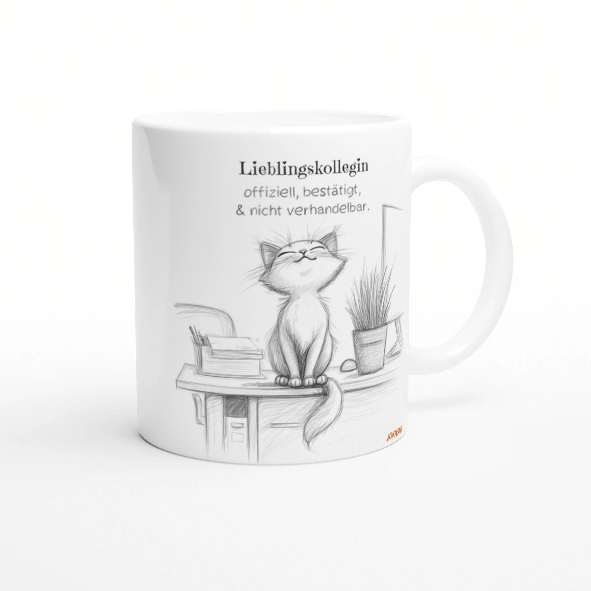 Mug mockup with a pencil-sketch cat on a desk and a German slogan about Lieblingskollegin.