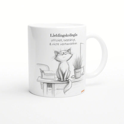 Mug mockup with a pencil-sketch cat on a desk and a German slogan about Lieblingskollegin.