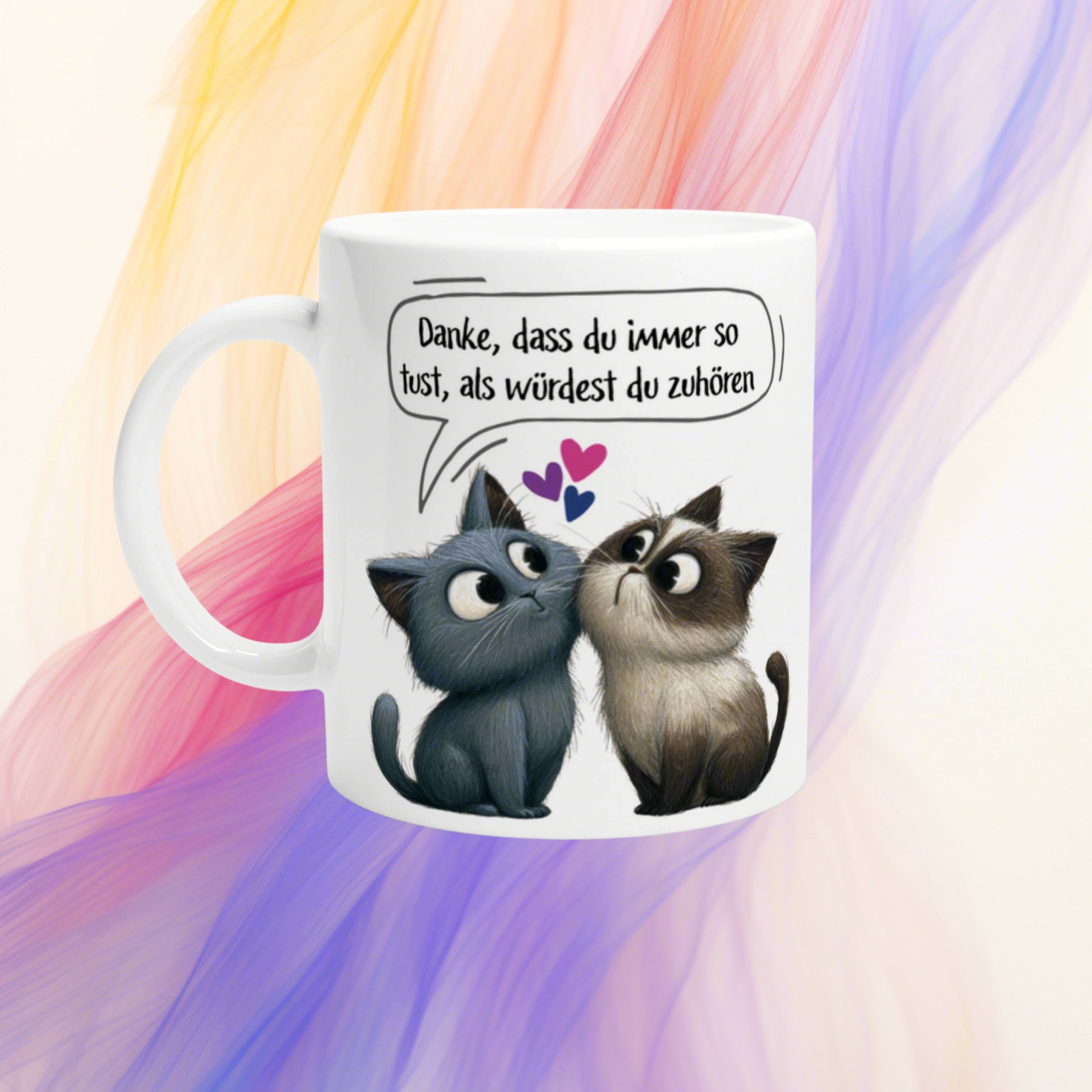 Product mockup: white ceramic mug with two cartoon cats, hearts, and German caption on a pastel abstract background.