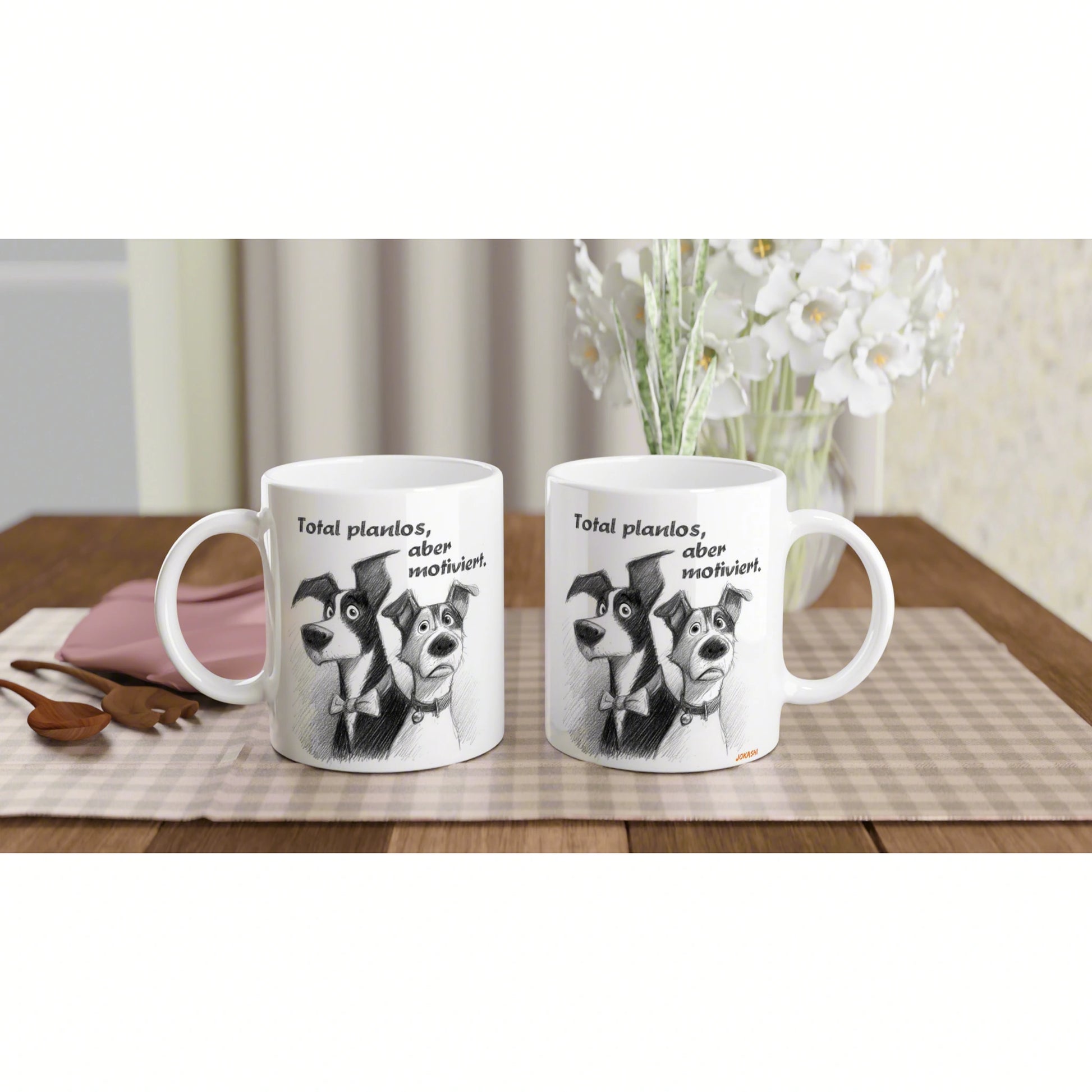 Two white mugs with a black-and-white dog cartoon and the German caption 'Total planlos, aber motiviert,' on a wooden table with flowers.