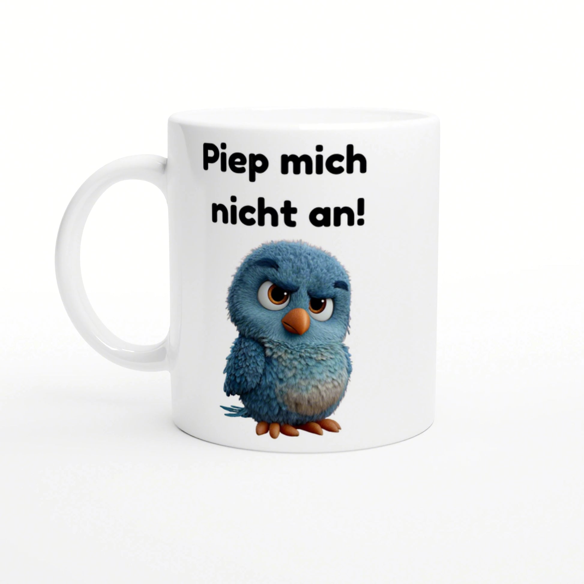 Weiße Tasse mit blauem, flauschigem Cartoonvogel und dem Spruch 'Piep mich nicht an!'