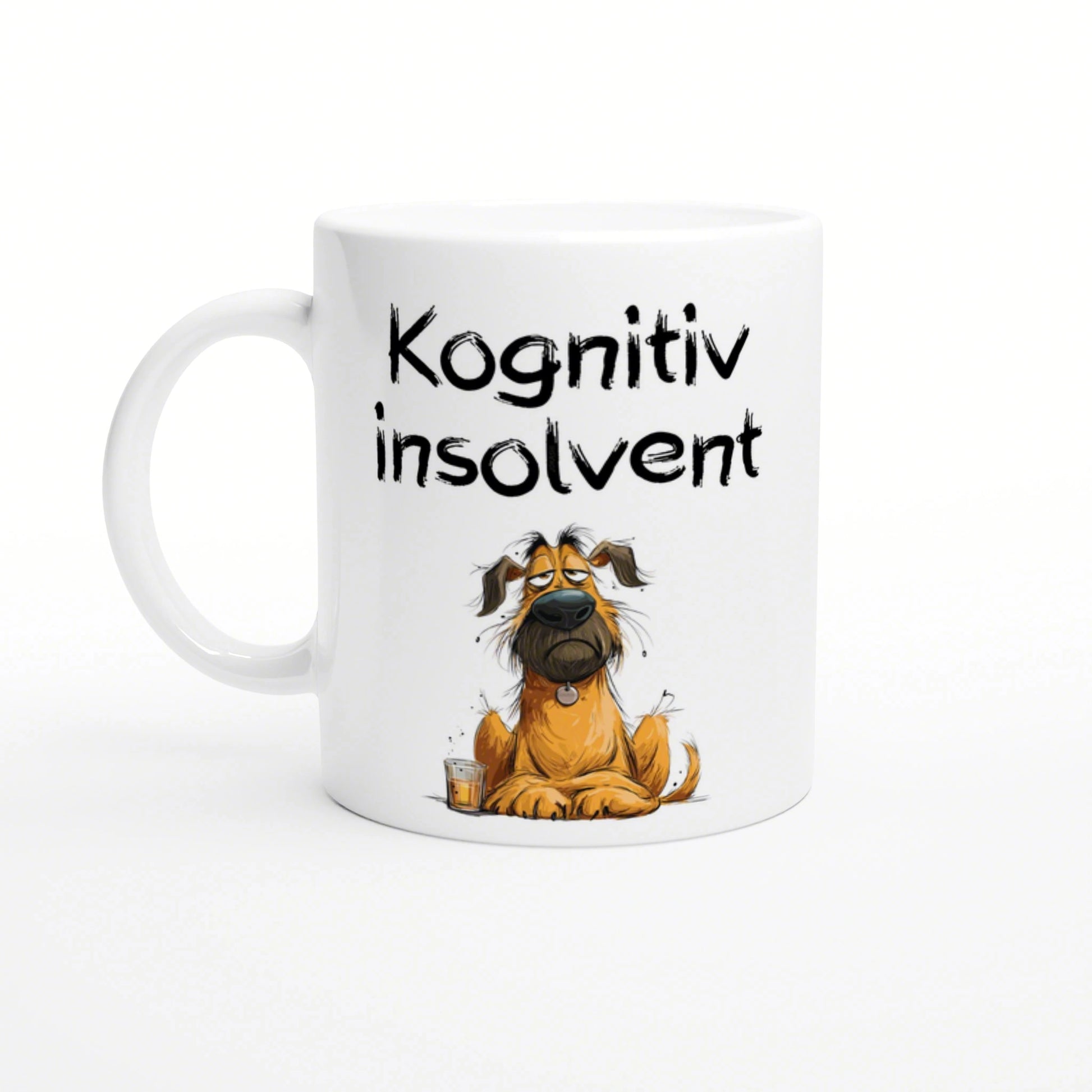 Product mockup: white ceramic mug with a tired cartoon dog and the bold 'Kognitiv insolvent' slogan in brush-stroke font.