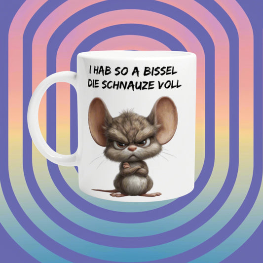 White mug mockup with a grumpy cartoon mouse and a bold German slogan on it, against a colorful concentric rainbow background.