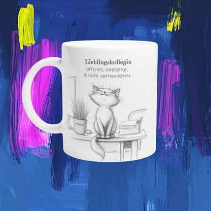 White mug mockup showing a pencil-drawn cat on a desk with a German slogan.