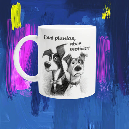 White ceramic mug with a pencil sketch of two dogs and the German caption 'Total planlos, aber motiviert'.
