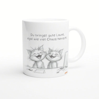White mug with a pencil sketch of two laughing cats and a German slogan: Du bringst gute Laune, egal wie viel Chaos herrscht.